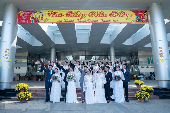 Theo đại tá Trần Quốc Việt, Bí thư Đảng ủy, Phó giám đốc Bệnh viện Quân y 175, trong suốt 2 năm vừa qua cùng với các lực lượng tuyến đầu trên cả nước, các y, bác sĩ Bệnh viện Quân y 175 đã dành toàn bộ sức lực, tâm trí để chiến đấu chống lại dịch COVID-19. Họ đã làm việc một cách tận tụy, hy sinh thầm lặng, tạm gác lại mọi việc riêng tư, quên đi hạnh phúc của riêng mình. “Đời người, mỗi chúng ta ít nhất một lần được làm đám cưới, nhưng trong suốt 2 năm vừa qua các bạn trong ngành y phải tham gia vào tuyến đầu chống dịch COVID- 19, phải dấn thân, bảo vệ cho đồng bào chúng ta. Chúng tôi chỉ nghĩ, các em thiệt thòi thì mình có trách nhiệm làm gì đó bù đắp lại để các em, vì các em thật sự xứng đáng để nhận được hạnh phúc”, đại tá Việt chia sẻ.