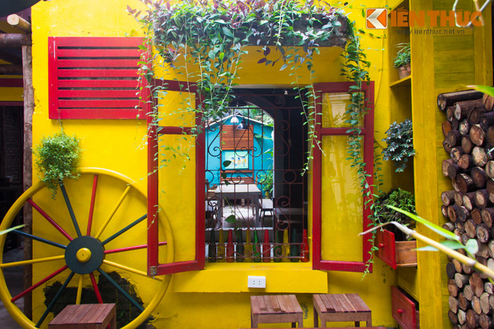 Ngay khi bước vào cửa của Cafe nhà 41, ấn tượng đầu tiên với khách đó là một ngôi nhà cấp 4 được sơn màu vàng khá nổi bật. Và bao quanh ngôi nhà đó là những rặng tre cảnh được thiết kế để vừa làm hàng rào vừa tạo nên cảnh riêng.
