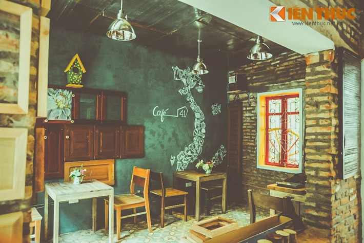 Cũng trong căn nhà cấp 4 mộc mạc này là một không gian sắc màu đối diện hoàn toàn với không gian mộc bên kia. Với không gian này thì màu xanh là màu chủ đạo. Ấn tượng ở đây có lẽ đó là tấm bản đồ Việt Nam được chính tay chị chủ quán vẽ.