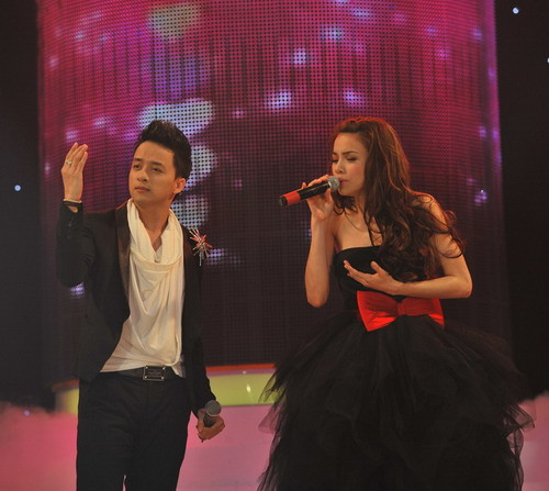 Cao Thái Sơn và Hà Hồ nhẹ nhàng, lãng mạn khi song ca cùng nhau.