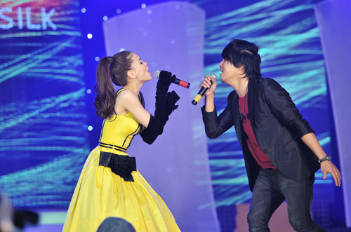 Thanh Bùi đã từng cùng Hà Hồ song ca thành công “Lặng thầm một tình yêu”.
