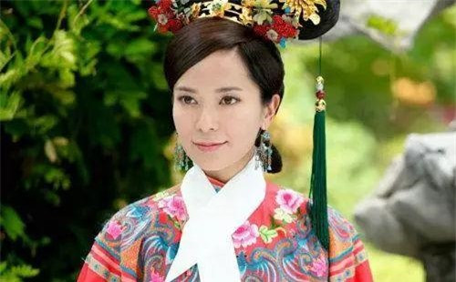 Đôn Di Hoàng quý phi sinh năm Khang Hi thứ 22, cha của bà là Tam Phẩm Hiệp Lĩnh Dụ Mãn. Lúc nhập cung, Đôn Di Hoàng quý phi chỉ mới 17 tuổi, tức kém Khang Hi tới gần 30 tuổi.