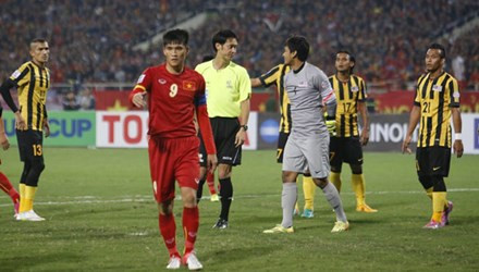 Hiện tại VFF đã quyết định điều tra khả năng bán độ trong trận bán kết lượt về AFF Cup tối 11/12 tại sân Mỹ Đình. Điều dẫn đến nghi ngờ bán độ là những sai lầm rất ngớ ngẩn của các hậu vệ bên phía ĐT Việt Nam, liên tục bỏ lọt, không kèm người và đặc biệt còn có bàn phản lưới của trung vệ Tiến Thành. Ảnh dùng trong bài: TTVN/VFF/TPO/Zing.
