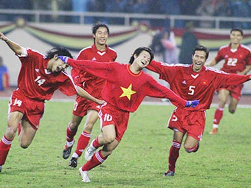Phải nhờ vào bàn thắng của Phan Thanh Bình vào những phút cuối cùng, đội U23 Việt Nam mới giành chiến thắng sít sao 4-3. Sau trận đấu này, một số tuyển thủ đã bị nghi ngờ bán độ, dàn xếp tỉ số nhưng bị Phan Thanh Bình "phá đám". Sea Games 22 là thời điểm nổi lên của thế hệ cầu thủ trẻ vàng của bóng đá Việt Nam. Chơi hay nhưng chính những bất ổn, dấu hiệu khả nghi mà lứa Văn Quyến, Công Vượng... bị nghi ngờ từ đó.