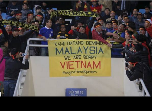 Dù hả hê, vui sướng nhưng các CĐV Malaysia trên sân Mỹ Đình vẫn gửi đến các CĐV, người hâm mộ Việt Nam lời xin lỗi chân thành. Đây được xem là một cách vừa để an ủi các CĐV của chúng ta, vừa để bày tỏ sự khâm phục với cách tiếp đón nồng hậu, ứng xử lịch sự, tôn trọng của người Việt Nam với các bạn Malaysia.