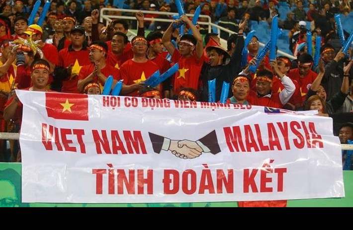 Hình ảnh các CĐV Việt Nam kêu gọi tình đoàn kết giữa CĐV hai đội gây ấn tượng mạnh với cư dân mạng, người hâm mộ bóng đá Malaysia.