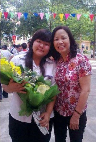 Là nữ sinh trường THPT Hoàng Diệu- Victoria, Lê Minh Châu (trái) cho biết đã có thời điểm cô nặng đến 100kg do không thể kiềm chế bản thân trước sức hấp dẫn của những món ăn ngon, giàu chất béo. Suốt một thời gian, Minh Châu buồn rầu, tự ti, mặc cảm thấy mệt mỏi bởi thân hình "quá khổ" của mình.