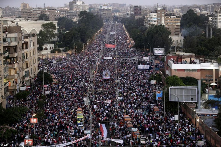 Trong khi đó hàng trăm nghìn người đổ xuống đường ở Cairo, ủng hộ chính phủ lâm thời do quân đội dựng lên.