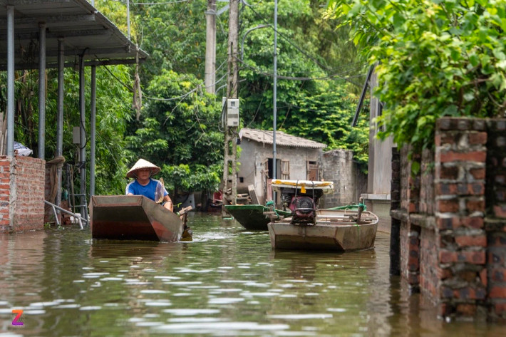 Các con đường trong xóm ngập sâu, việc đi lại phải dùng thuyền, sinh hoạt khó khăn.