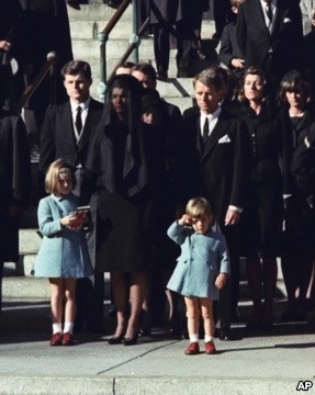 Con trai 3 tuổi của Tổng thống Kennedy đi cùng mẹ giơ tay chào linh cữu phụ thân .