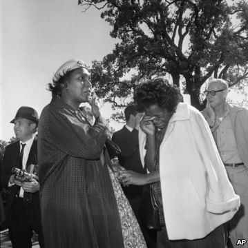 Người dân Mỹ bật khóc khi hay tin Tổng thống Kennedy bị ám sát. Ảnh chụp bên ngoài Bệnh viện Parkland.
