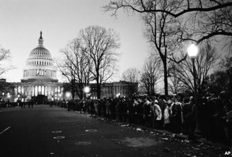Người dân Mỹ xếp hàng dài trong đêm để được vào viếng linh cữu tổng thống Kennedy.