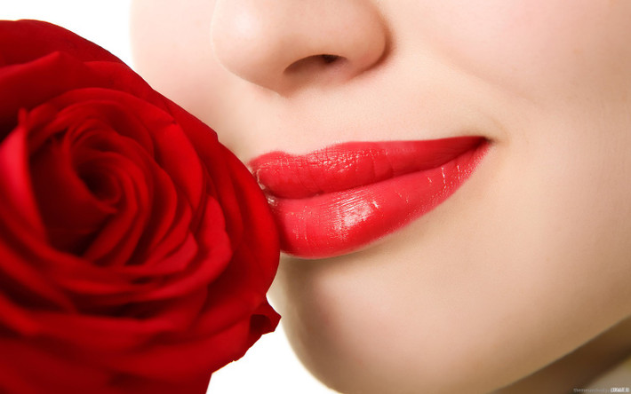 Một đôi môi đầy đặn và đẹp có đặc điểm như sau: miệng khá rộng, môi trên và môi dưới không những đầy đặn mà vành môi còn lộ khá rõ, thêm khóe miệng luôn hé lên trên như cười. Người có tướng mạo như vậy thường là người có tình cảm tế nhị, họ có khả năng cảm nhận về nghệ thuật và văn học khá tốt. Về phong cách làm việc, những người này thích lịch sự và nho nhã một chút. Trong công việc và xã giao, họ luôn có thái độ thông cảm và mềm mỏng, vì thế họ luôn nhận được sự đồng cảm của mọi ngườì. Có thể nói, người có tướng mạo này có tấm lòng rất bao dung, rộng lớn, là người lãnh đạo tài giỏi theo nguyện vọng của mọi người.