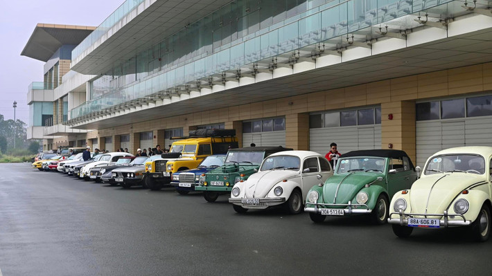 Ngày 23/2, đoàn xe cổ của câu lạc bộ Rally The Globe (Vương quốc Anh), có sự góp mặt của nhiều ô tô nổi tiếng thế giới đã có mặt tại Hà Nội. Ảnh: Phan Ngọc Linh.