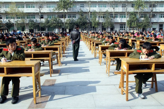 Thậm chí công nghệ cao cũng được áp dụng để các giám thị, người trông thi có được cái nhìn toàn diện, chi tiết hơn về các thí sinh. Một máy quay HD đã được sử dụng cùng với rất nhiều ống nhòm được trang bị cho các giám thị.