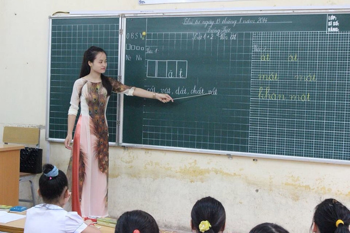 Là một cô giáo tính tình ôn hòa... Vũ Thị Hương có công việc chính là dạy dỗ những học sinh còn rất nhỏ tuổi. Trên lớp Vũ Thị Hương khá dịu dàng, nữ tính, nhưng khi trở về cuộc sống đời thường và đam mê... cô giáo 8X cũng là người rất năng động, mạnh mẽ và có chút "cool ngầu".