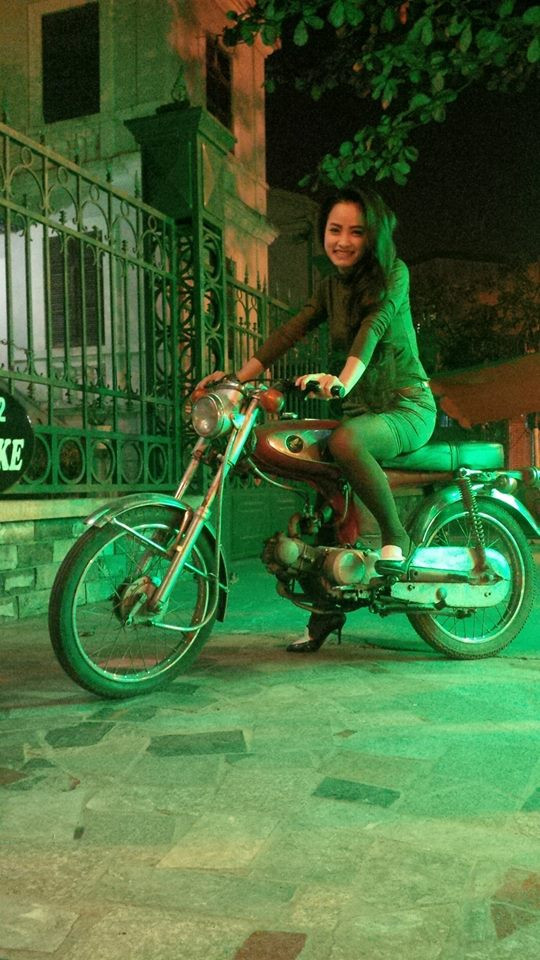 Có ai ngờ một cô giáo trẻ trung lại có thể hóa thân đầy cá tính, phong cách và mạnh mẽ đến thế trong những bức ảnh chụp bên chiếc xe 67.