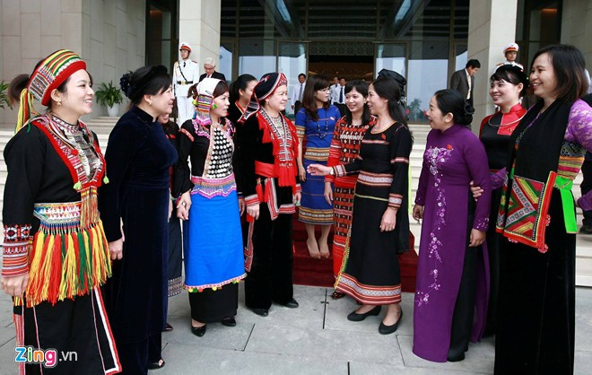 Các nữ đại biểu người dân tộc vui mừng hội ngộ sau nhiều tháng không gặp. Ảnh: Nhật Nam.