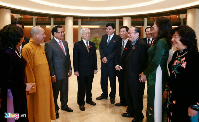 Tổng bí thư Nguyễn Phú Trọng cởi mở trò chuyện trong giờ giải lao. Ảnh: Nhật Nam.
