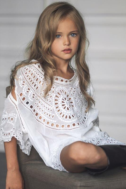 Những kỹ năng như đi lại, tạo dáng chụp ảnh, Kristina Pimenova đều được mẹ hướng dẫn kỹ càng. Dần dần, cô bé có được sự tự tin và tác phong trước ống kính rất chuyên nghiệp.