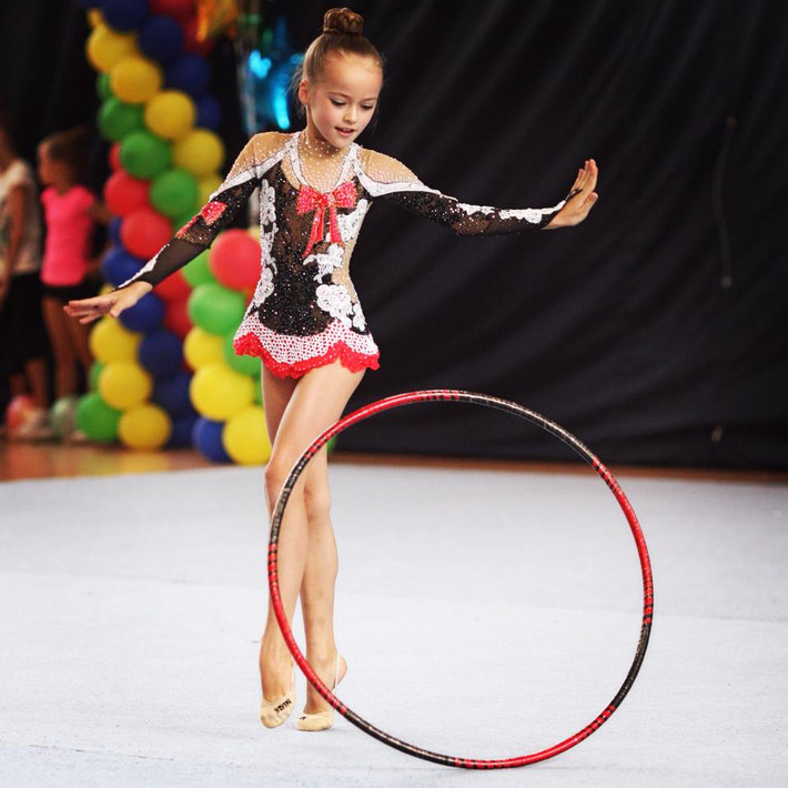 Bên cạnh một người mẫu, Kristina Pimenova còn là một nữ vận động viên nhí tập luyện môn thể dục dụng cụ, nghệ thuật.