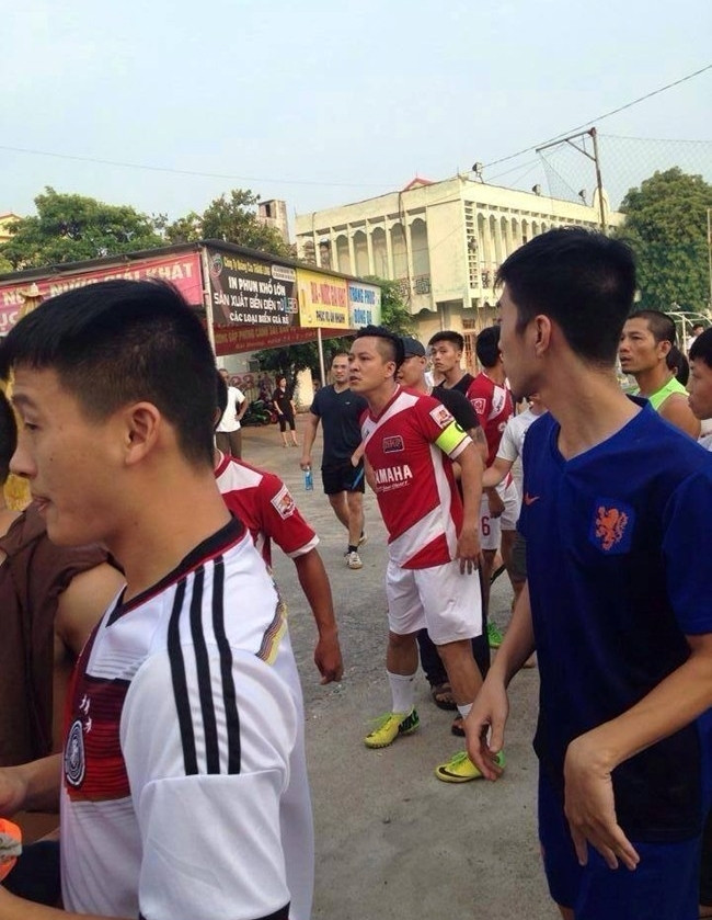 Các fan, những bạn trẻ mê bóng đá "phủi" chắc hẳn biết đến vụ Tuấn Hưng xô xát, đánh nhau với cổ động viên của đội bạn ở Hải Dương. Trong loạt hình ảnh này, có thể thấy Tuấn Hưng đang rất tức giận, muốn lao lên phía trước như muốn đánh một ai đó nhưng lại được bạn bè, đồng đội can ngăn.