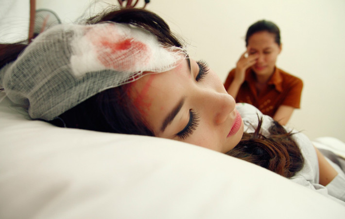 Nỗi đau không của riêng ai, những dòng nước mắt của người mẹ chốc chốc lại lăn dài trên gò má dãi dầu sương nắng.