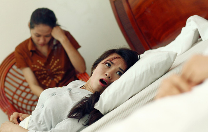 Khanh tỉnh dậy sau một khoảng thời gian dài hôn mê bất tỉnh, dường như Khanh không còn nhận ra kẻ trong gương lại là chính mình.