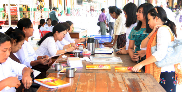 Khu quyên tiền công đức.