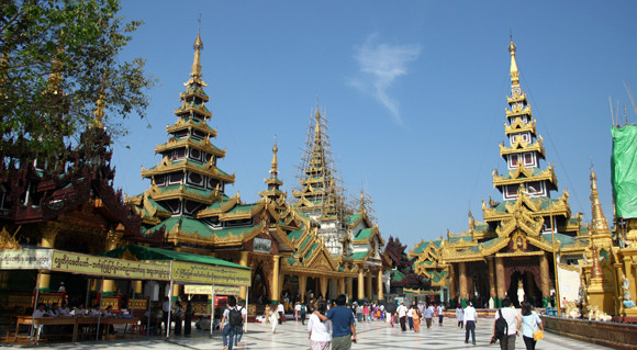 Bao quanh tòa tháp chính là các tháp nhỏ, tạo thành một quần thể kiến trúc độc đáo.
