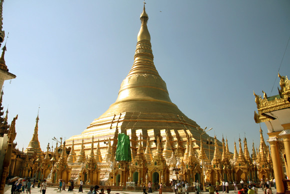 Tháp chính nằm giữa trung tâm quần thể chùa được dát vàng, đỉnh tháp gắn kim cương.