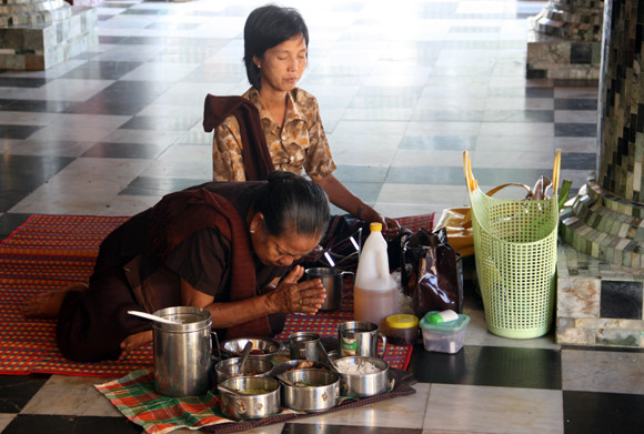 Nhiều tín đồ Phật giáo hành hương tới Chùa mang theo thực phẩm đủ ăn trong vài ngày.