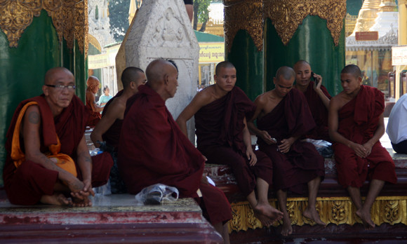 Các nhà sư ngồi nghỉ giải lao sau giờ làm lễ.