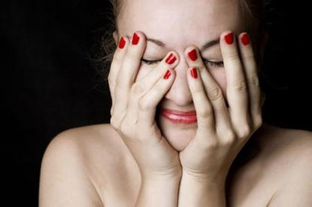 Nếu nó lớn và che lấp cả vầng trán thì đó là điềm báo trước rằng cả gia đình sẽ bị nạn một lượt (vợ chồng con cái). Hai con mắt có quầng thâm đen là bị bệnh hay mất ngủ, không phải là ám tướng. Nhưng nếu quá hai tuần mà hai quầng thâm không biến mất thì nên cẩn thận trong việc lái xe hay đi qua sông biển.
