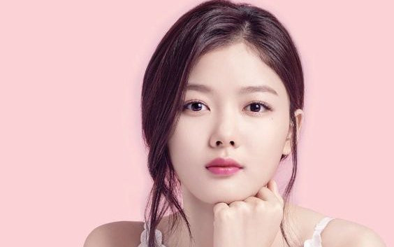Phụ nữ sở hữu nét tướng này vốn tính thật thà, trung hậu, cuộc đời hưởng vinh quan phú quý. Họ không chỉ là mẫu phụ nữ giỏi trong công việc mà còn khéo léo trong chuyện chăm sóc gia đình. Nhờ có người vợ như vậy, người chồng sẽ có chỗ dựa vững chắc để đạt thành công trong sự nghiệp.
