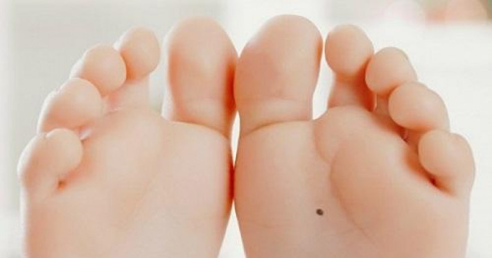 Nếu gót chân nổi rõ thì tài vận càng vượng, công việc thuận lợi. Người phụ nữ này còn giúp chồng trong sự nghiệp, tiền tài và công danh. * Thông tin mang tính chất tham khảo, chiêm nghiệm.