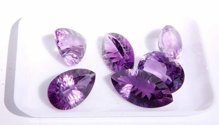 Đá thạch anh tím: Thạch anh còn được gọi là viên đá phong thủy (Fengshui Stone) vì trải qua vài triệu năm hình thành, đá thạch anh thu hút năng lượng vũ trụ và phát ra trường năng lượng dương cực mạnh, có thể đem đến sự may mắn trong cuộc sống và công việc, chống lại sự ảnh hưởng của năng lượng xấu.