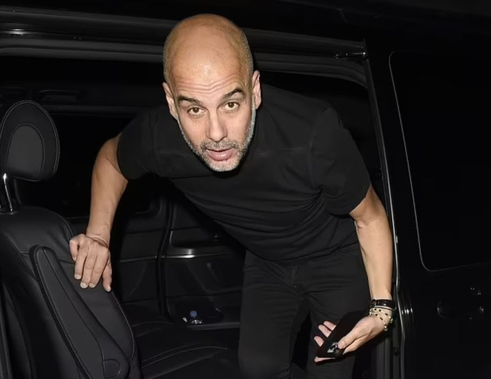 Bữa tiệc còn có sự xuất hiện của HLV Pep Guardiola. Chiến lược gia người Tây Ban Nha vừa làm nên lịch sử với cú ăn ba thứ hai trong sự nghiệp cầm quân.