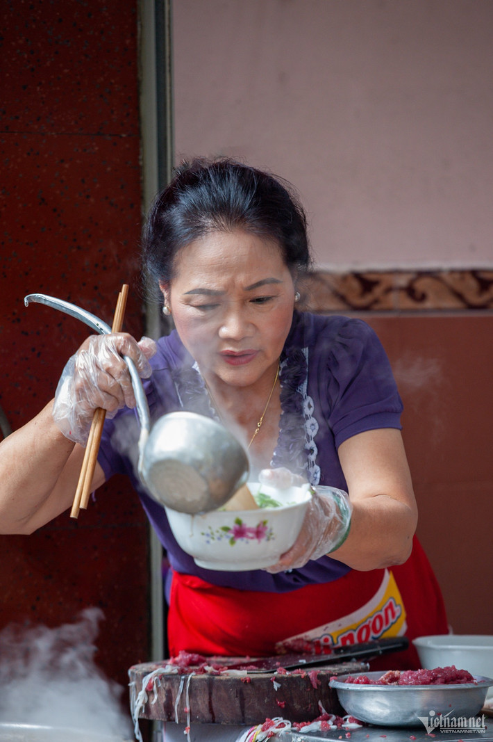 Chủ quán phở là bà Ngô Thị Phi Nga (64 tuổi). Bà cho biết, bà là cháu nội của ông Tư - chủ thương hiệu phở Tư Lùn nổi danh Hà thành 80 năm qua. Hiện nay quán phở gốc vẫn ở phố Hai Bà Trưng do mẹ và chị gái của bà Nga đứng bếp. Năm 1994, sau khi lấy chồng, bà Nga mang theo công thức gia truyền của ông nội về Ấu Triệu mở quán.