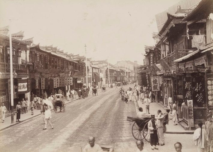 Về sau, các kỹ thuật tân tiến hơn đã giúp nhiếp ảnh thương mại ở Trung Quốc phát triển. "Các nhiếp ảnh gia muốn mang lại những hình ảnh tuyệt vời có thể đem bán khắp nơi. Từ các nhà ngoại giao, doanh nhân hay nhà truyền giáo, tất cả đều muốn mang về kỷ niệm của nền văn hóa tuyệt đẹp và độc đáo ở Trung Quốc. Một vài người trong số họ đem ảnh về phương tây bán, nhưng họ cũng nhận thấy tình yêu của người Trung Quốc dành cho nhiếp ảnh. Vì vậy họ đã lựa chọn phục vụ cho cả hai thị trường", Loewentheil nói với CNN.