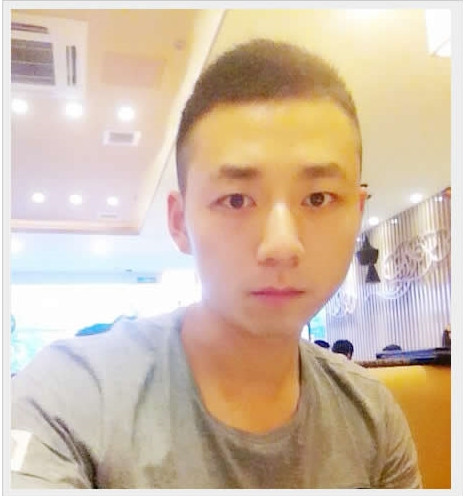 Nickname Zhao Hong bình luận trên Sina: “Trước một hành động sai trái sao người ta lại khen ngợi anh cảnh sát này? Chẳng nhẽ chỉ cần có cái mã ngoài là được tha thứ mọi lỗi lầm hay sao? Càng đẹp về ngoại hình thì càng phải tử tế, đối xử với người khác nhã nhặn mới phải chứ? Ngược đời!”.