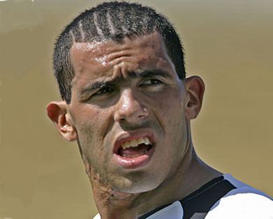 Tiền đạo Carlos Tevez hiện thi đấu trong màu áo của Juventus. Được đánh giá là một trong những cầu thủ có gương mặt xấu xí và đáng sợ trong làng bóng đá thế giới, tuy nhiên tài năng của tiền đạo người Argentina là không thể phủ nhận.