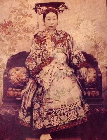 Năm Quang Tự thứ 13 (năm 1887), Quang Tự 17 tuổi tự mình điều hành triều chính, Từ Hy thái hậu từ “buông rèm nhiếp chính” trở thành “giám hộ”. Từ Hy sau khi thành người giám hộ liền can dự vào chuyện hôn nhân của Quang Tự. Đầu năm Quang Tự thứ mười bốn (năm 1888), Từ Hy đưa ra chi phí và kế hoạch hôn lễ của Quang Tự. Ngày 27 tháng 7 năm Quang Tự thứ mười bốn (ngày 3/9/1888), ra chỉ lệnh công bố “Đại hôn lễ của Hoàng Đế tổ chức vào ngày hai bảy tháng một năm Quang Tự thứ mười lăm”. Cho dù ngày hôn lễ đã định, nhưng hoàng hậu là ai vẫn còn là một bí ẩn. Cho đến ngày mùng năm tháng mười năm Quang Tự thứ mười bốn (tức ngày 18/11/1888), một hoàng hậu và hai phi tần của hoàng đế Quang Tự mới được chọn ở Điện Thể Hòa, Tử Cấm Thành.