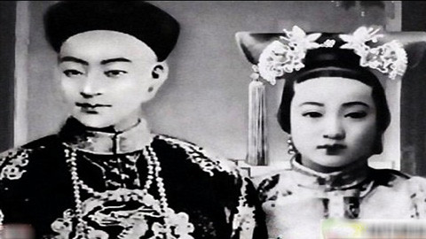 Vào ngày chọn phi, Quang Tự trong số 60 người đã yêu thích Trân Phi. Quang Tự cầm ngọc như ý trong tay, do dự. Vì ngọc như ý đưa cho ai, thì người đó làm hoàng hậu. Nhưng Từ Hy sớm đã nói ý định của mình cho Quang Tự. Quang Tự bước đến trước mặt Trân Phi, đột nhiên hoàng đế cảm thấy vô cùng đau lòng. Vào lúc này, Lý Liên Anh sớm đã biết ý định của Từ Hy liền bước đến dìu Quang Tự đến trước mặt Long Dụ, trao ngọc như ý vào tay Long Dụ. Long Dụ trở thành hoàng hậu của Quang Tự. Ảnh: Hoàng đế Quang Tự và Trân Phi.