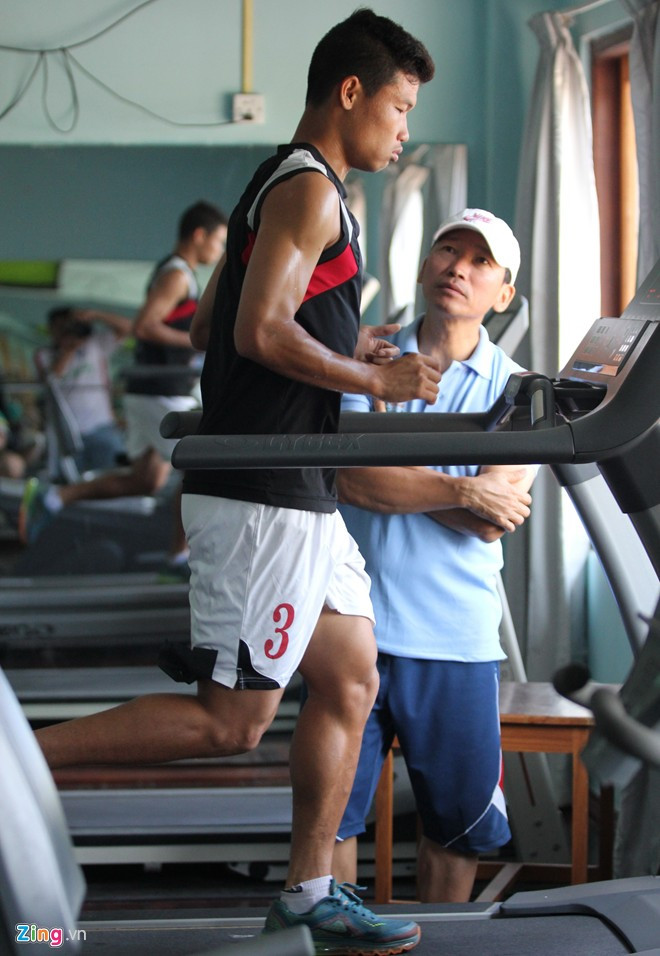 Với những cầu thủ có vấn đề về thể lực, gặp chấn thương các HLV đều có những bài tập riêng cho họ.