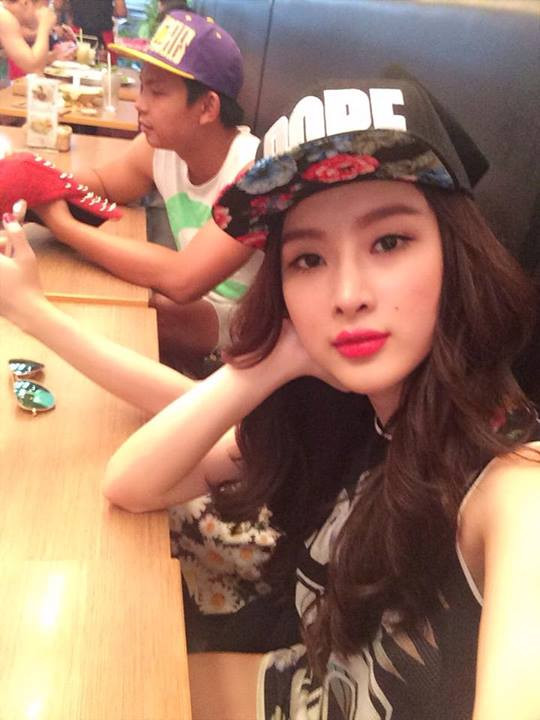 Bức ảnh Angela Phương Trinh tô son đỏ chót, khuôn mặt như già thêm vài tuổi cũng được chụp trong chuyến du lịch Thái Lan. Bức ảnh này được hot girl lắm chiêu sử dụng để chia sẻ lên mạng rằng cô chưa đủ 20 tuổi nên không được vào DJ Station chơi.