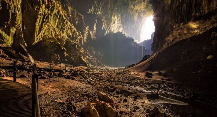 Nằm ở Quintana Roo, gần Yucatan, hang động Kantemó là nơi sinh sống của hàng trăm con rắn đuôi chuông vàng đỏ (Pseudelaphe Flavirufa). Đây là một giống khá phổ biển ở rừng rậm Maya, nhưng chỉ những con rắn ở đây sống hoàn toàn trong bóng tối. Ảnh: Thetravel.