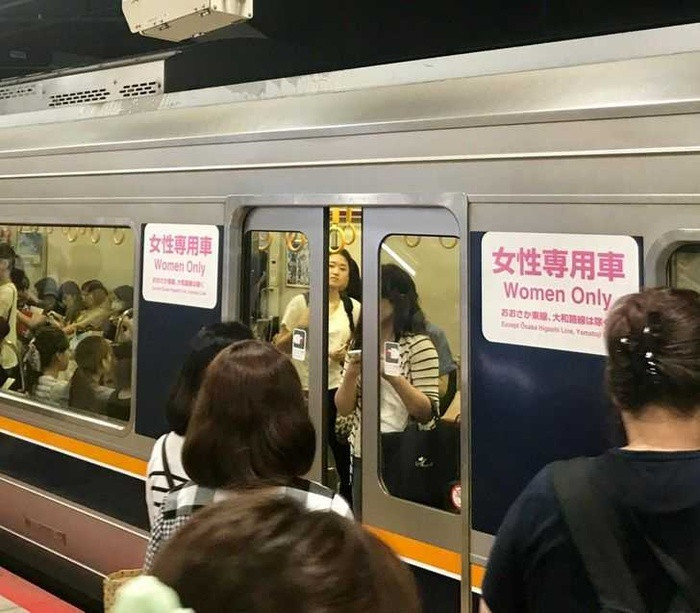 Tàu điện ngầm ở Nhật Bản có khoang “Chỉ dành cho phụ nữ”.