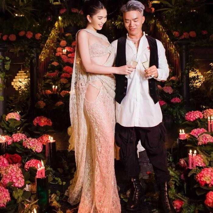 gười đẹp diện thiết kế tiệp màu da, chất liệu xuyên thấu với những khoảng hở tứ tung khoe da thịt gợi cảm cùng làn da trắng nõn nà. Dân tình hoang mang không hiểu đâu mới là nhân vật chính.