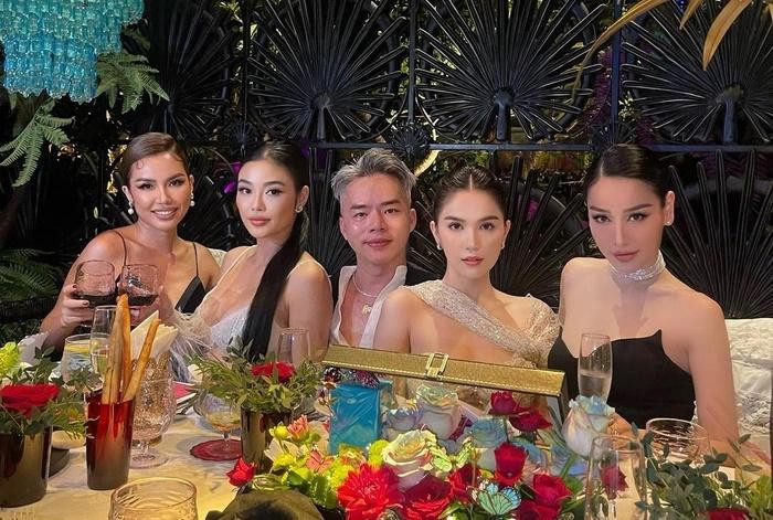 ới đây, Ngọc Trinh góp mặt trong tiệc sinh nhật của người anh thân thiết. Ngay khi xuất hiện, cô đã lập tức chiếm spotlight vì bộ trang phục quá ư táo bạo.